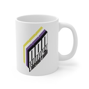 Peut inclure: Une tasse en céramique blanche avec un graphique d'un symbole à rayures violettes, jaunes et blanches avec le texte "Libération non binaire" en noir.