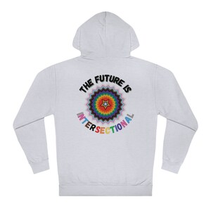 Könnte beinhalten: Ein hellgrauer Kapuzenpullover mit dem Text "THE FUTURE IS INTERSECTIONAL" in schwarzen Buchstaben. Ein farbenfrohes Sternburst-Design ist auf der Rückseite des Pullovers zentriert.