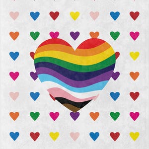 Könnte beinhalten: Ein weißer Hintergrund mit einem großen Regenbogenherz in der Mitte. Das Herz besteht aus mehreren Farbstreifen, darunter Rot, Orange, Gelb, Grün, Blau, Indigo und Violett. Das Herz ist umgeben von einem Muster aus kleinen Herzen in verschiedenen Farben, darunter Rot, Orange, Gelb, Grün, Blau, Lila und Rosa.