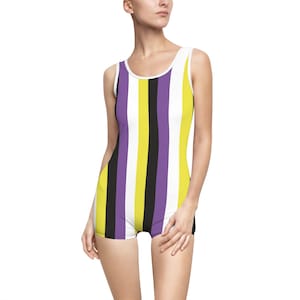 Könnte beinhalten: Ein einteiliger Badeanzug mit vertikalen Streifen in Gelb, Lila, Schwarz und Weiß.