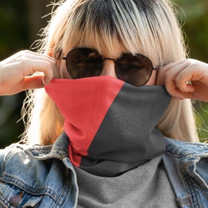 Puede incluir: Una persona con una máscara facial negra y roja. La máscara está hecha de un tejido suave y elástico y tiene un diseño diagonal. La persona lleva gafas de sol y una chaqueta vaquera.