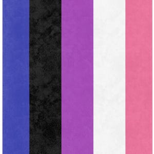 Pode incluir: Um tecido retangular com listras verticais azuis, pretas, roxas, brancas e rosas. O tecido tem uma aparência texturizada. O design é uma série de faixas verticais de cores.