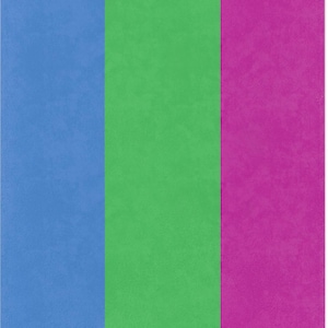 Pode incluir: Superfície retangular dividida em três faixas verticais. A faixa esquerda é azul, a central verde e a direita magenta. A superfície tem uma textura, com cada cor claramente definida.