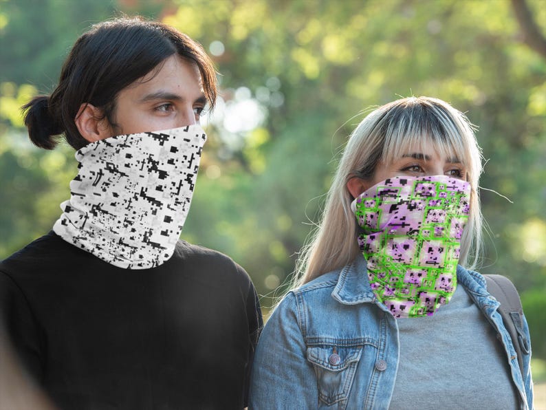 K&ouml;nnte beinhalten: Zwei Personen tragen Halst&uuml;cher. Einer hat ein wei&szlig;es und schwarzes Pixelmuster. Der andere hat ein gr&uuml;nes und rosa Pixelmuster. Beide Halst&uuml;cher bedecken das untere Gesicht und den Hals.