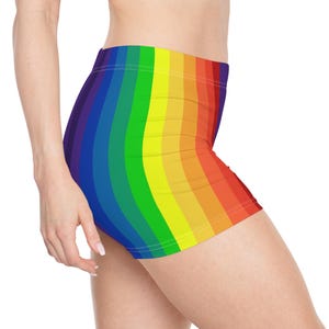 Può includere: Pantaloncini aderenti con un design a righe arcobaleno. I colori includono rosso, arancione, giallo, verde, blu e viola. Realizzati in tessuto liscio.
