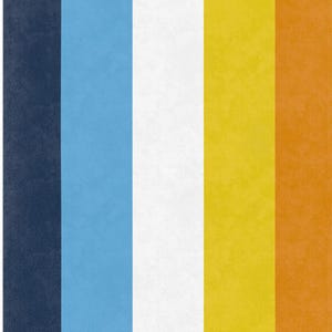 Pode incluir: Um tecido retangular com listras verticais em azul marinho, azul claro, branco, amarelo e laranja. As listras têm uma aparência texturizada, criando um padrão visualmente atraente. O esquema de cores é vibrante e moderno.