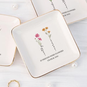 Puede incluir: Tres platos cuadrados de cerámica blanca con ribete dorado. Cada plato presenta un diseño floral diferente y el texto "Si los amigos fueran flores, te elegiría".