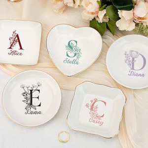 Plato para joyas con iniciales, plato para baratijas con letras personalizadas, plato para anillos de dama de honor, soporte para anillos con iniciales y flores, plato de cerámica para anillos de amigas.
