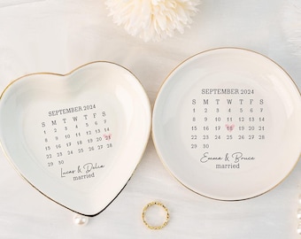 Gepersonaliseerd ringbakje, sieradenbakje voor een stel, ringbakje met trouwkalender en datum, huwelijksgeschenk voor een vriend(in), keramisch aandenken voor pasgetrouwden