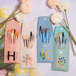 Juego de brochas de maquillaje personalizadas con letras y flores, regalo para el Día de la Madre, juego de brochas de maquillaje de viaje de cuero, regalo para dama de honor, regalo de boda, regalo para ella.
