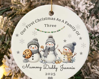 Gepersonaliseerde kerstbal ter ere van de eerste kerst als gezin van drie, schattige kerstbal met sneeuwpoppen, kerstornament voor een pasgeboren baby, kerstcadeau voor de eerste kerst van het gezin