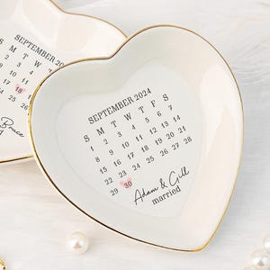 Piatto portagioie con data del calendario di nozze, piatto portafedi personalizzato, piatto portagioie di fidanzamento, regalo ricordo per coppie sposate, regalo per sposi novelli