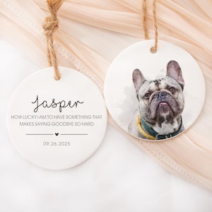 Op de afbeelding: Twee witte, ronde keramische ornamenten met jute touwhangers. Eén toont een aquarelportret van een Franse Bulldog. De andere heeft de naam "Jasper" en de tekst "HOW LUCKY I AM TO HAVE SOMETHING THAT MAKES SAYING GOODBYE SO HARD" en de datum 09.26.2025.