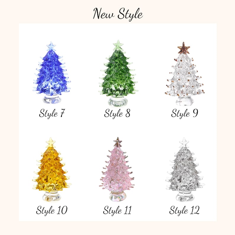 Op de afbeelding: Zes glazen kerstboombeeldjes met het label New Style, waarbij Stijl 7 blauw is, Stijl 8 groen, Stijl 9 helder met bruine accenten, Stijl 10 geel, Stijl 11 roze en Stijl 12 helder, elk bekroond met een ster op een voetstuk.