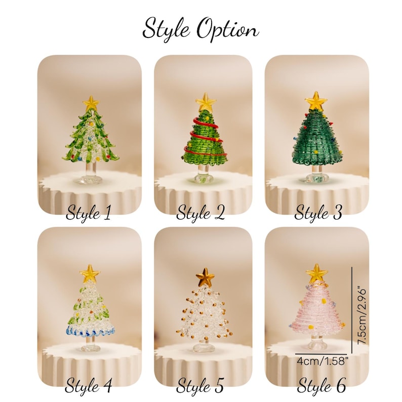 Op de afbeelding: Zes miniatuur glazen kerstboombeeldjes gelabeld Style 1 tot en met Style 6, elk bekroond met een gouden ster. De bomen hebben diverse groene, doorzichtige en roze ontwerpen met kleurrijke accenten. Een meting toont een hoogte van 7,5 cm en een breedte van 4 cm.
