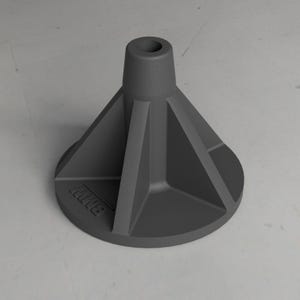 Puede incluir: Una base cónica de plástico negro con una parte superior plana y circular. La base tiene un centro circular elevado y un logotipo que dice "BMW".