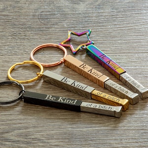 Personalisierter „Sei nett“-Schlüsselanhänger mit versteckter Botschaft, sarkastisches Geschenk, Geschenkidee für die beste Freundin, Geschenk für die Brautjungfer, Geschenkidee für die Nichte, lustiges Geschenk für Lehrer