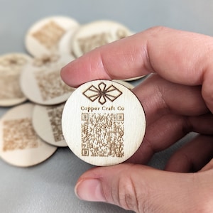 Fichas comerciales con códigos QR personalizados, chips para eventos con códigos QR grabados, ideas para el registro de bodas, ideas para tarjetas de presentación para promoción de eventos, fichas de madera con códigos QR