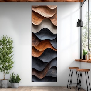 Peut inclure: Une œuvre d'art murale verticale en bois avec un motif ondulé. L'œuvre présente des couches de bois dans des tons de marron, de gris et de noir. La pièce est fixée sur un mur blanc, avec un aperçu d'un intérieur moderne.