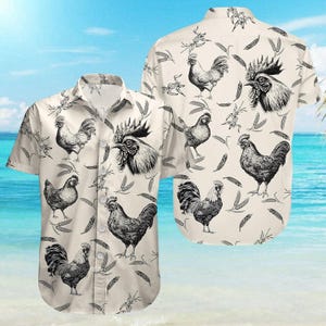 Puede incluir: Camisa de manga corta color crema con un estampado repetido de ilustraciones de gallos en blanco y negro y espigas de trigo. La camisa tiene un cuello clásico y un corte relajado, ideal para el uso diario.