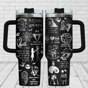 Pode incluir: Um copo de a&ccedil;o inoxid&aacute;vel preto com um design branco com personagens do filme O Estranho Mundo de Jack. O copo tem uma tampa e uma al&ccedil;a. O design inclui cita&ccedil;&otilde;es do filme, como "Nightmare Before Christmas", "All Hail the Pumpkin King" e "Frogs Breath Will Overpower Any Odor".