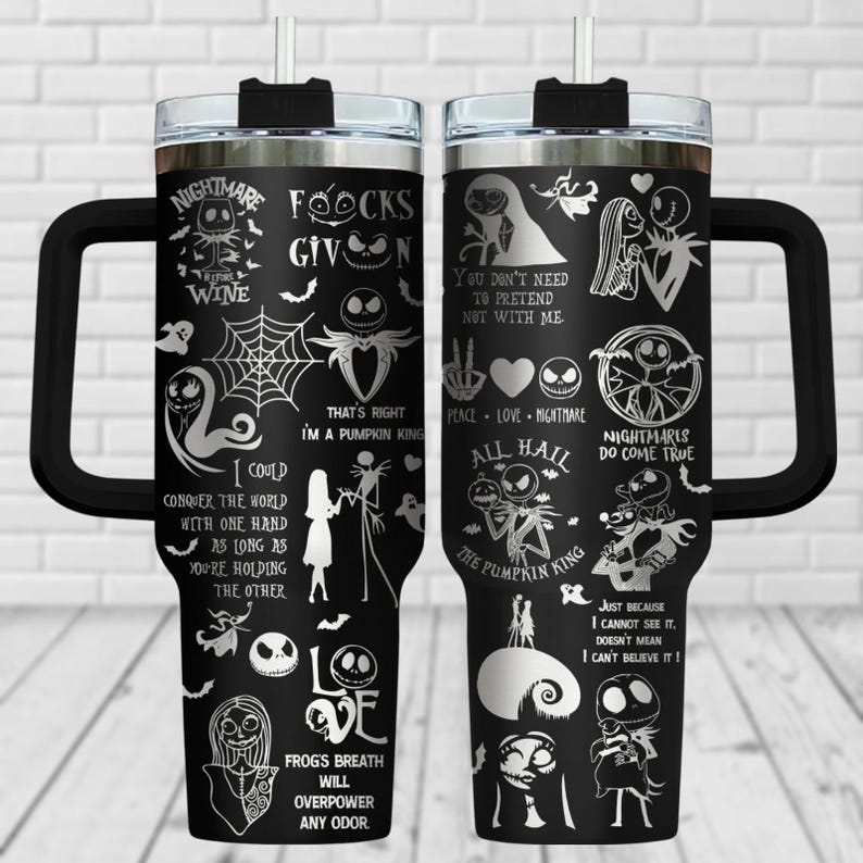 Pode incluir: Um copo de a&ccedil;o inoxid&aacute;vel preto com um design branco com personagens do filme O Estranho Mundo de Jack. O copo tem uma tampa e uma al&ccedil;a. O design inclui cita&ccedil;&otilde;es do filme, como "Nightmare Before Christmas", "All Hail the Pumpkin King" e "Frogs Breath Will Overpower Any Odor".