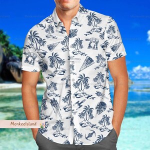 Puede incluir: Una camisa blanca de manga corta con botones y un estampado tropical azul y blanco con palmeras y naves espaciales.