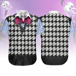 Puede incluir: Camisa de manga corta con un estampado de pata de gallo en blanco y negro. La camisa tiene cuello blanco, pajarita rosa y mangas a rayas azules. El diseño incluye un chaleco simulado y una botonadura.