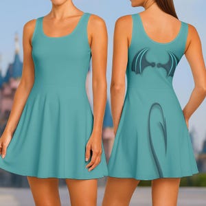 Puede incluir: Vestido sin mangas de color turquesa con cuello redondo y falda acampanada. La parte trasera del vestido presenta un diseño de alas gris oscuro y una cola curvada. El vestido está hecho de una tela suave y fluida.