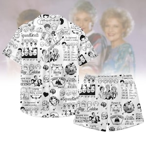 Può includere: Pigiama bianco con un motivo in bianco e nero di illustrazioni di cartoni animati, citazioni e ritratti di personaggi. Il set include una camicia con bottoni e pantaloncini abbinati, per i fan di una popolare sitcom.