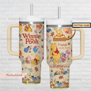 Puede incluir: Un vaso de acero inoxidable blanco con asa y pajita. El vaso presenta un diseño de Winnie the Pooh con varios personajes de la caricatura. El texto "Winnie the Pooh" está impreso en el vaso. El texto "Los amigos son como las flores... alegran tu día" está impreso en el vaso. El vaso tiene un campo de nombre personalizado.
