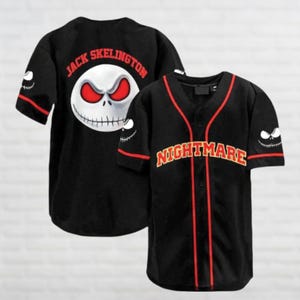 Op de afbeelding: Zwart honkbalshirt met rode biezen en het woord "NIGHTMARE" in oranje en rood. De achterkant van het shirt heeft een witte Jack Skellington-gezicht met rode ogen en de woorden "JACK SKELINGTON".