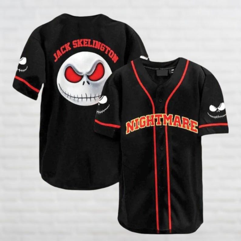 Op de afbeelding: Zwart honkbalshirt met rode biezen en het woord "NIGHTMARE" in oranje en rood. De achterkant van het shirt heeft een witte Jack Skellington-gezicht met rode ogen en de woorden "JACK SKELINGTON".
