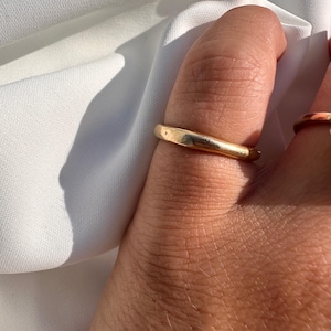 Op de afbeelding: Een eenvoudige gouden ring gedragen aan een vinger.