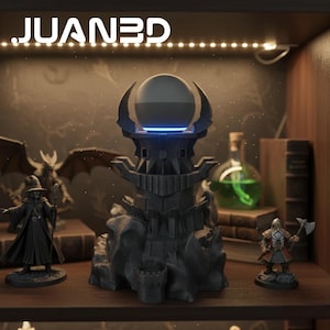 Puede incluir: Lámpara negra de temática fantástica con una parte superior esférica y una base de torre, iluminada con luz azul. El logotipo de JUAND3D está en la parte superior. Figuras en miniatura de un mago y un enano en una estantería.