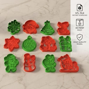 Puede incluir: Un juego de doce cortadores de galletas de plástico rojo y verde con diversas formas navideñas, incluyendo un árbol de Navidad, Santa Claus, un hombre de jengibre, un copo de nieve, un reno, un trineo, un muñeco de nieve, una casa y una bola.