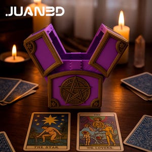 Puede incluir: Una caja de cartas de tarot morada con adornos dorados y un diseño de pentagrama. La caja está abierta, revelando el interior. Se ven dos cartas de tarot, "The Star" y "The Lovers", junto con velas encendidas y otras cartas.