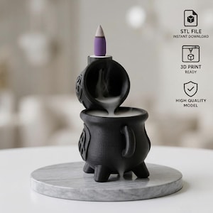 Può includere: Un bruciatore di incenso nero stampato in 3D a forma di calderone con un pentolino sopra. Un cono di incenso viola in cima rilascia fumo bianco che scorre nel calderone. Il testo a destra recita STL FILE INSTANT DOWNLOAD, 3D PRINT READY, HIGH QUALITY MODEL.