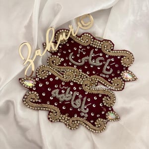 ベルベット刺繍の花嫁と花婿のイマーム・ザミンセット（ニカ・シャーディの結婚祝いの儀式）手作りのヤ・アリ・ヤ・ファティマのアームバンド マルーンシルバー