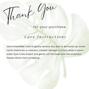 Puede incluir: Fondo blanco con un dise&ntilde;o de hoja verde estilo acuarela. El texto "Thank You" est&aacute; escrito en una elegante escritura cursiva, seguido de "for your purchase" y "Care Instructions". Tambi&eacute;n se incluyen instrucciones de limpieza.