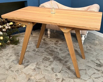 Puede incluir: Mesa de madera marrón claro con tapa rectangular y patas anguladas. La mesa mide aproximadamente 122 cm de largo y 61 cm de ancho. La mesa tiene un diseño moderno de mediados de siglo y es adecuada para una sala de estar o comedor.