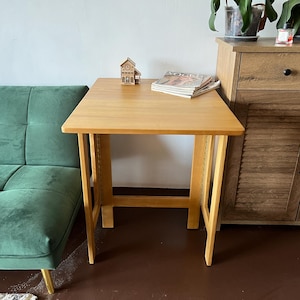 Escritorio de pared plegable de roble: mesa compacta para oficina en casa