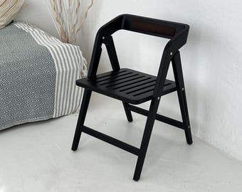 Sedia pieghevole in legno di frassino realizzata a mano: elegante seduta per balcone.
