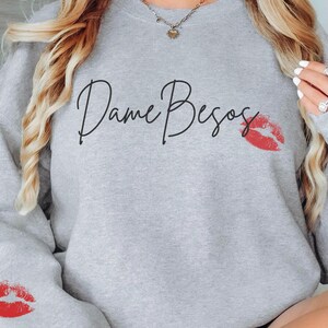Dame Besos Sweatshirt,Trendy Crewneck with Red Lip Print, Spanish Kiss Themed Sweater, Cute Valentines Day Gift, Romantic Pullover for Women