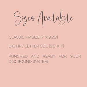 Puede incluir: Fondo rosa claro con el texto "Sizes Available" en cursiva. Debajo, enumera los tama&ntilde;os: Classic HP (17,78 cm x 23,5 cm) y Big HP/Letter (21,6 cm x 28 cm). Tambi&eacute;n se incluye el texto "Punched and ready for your discbound system!".