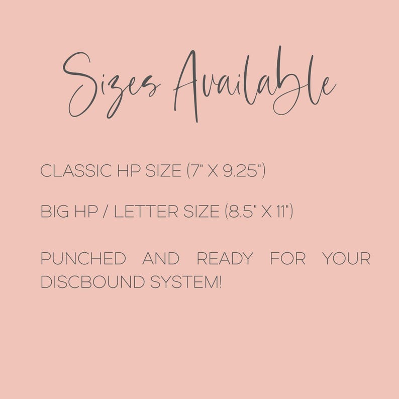 Puede incluir: Fondo rosa claro con el texto "Sizes Available" en cursiva. Debajo, enumera los tama&ntilde;os: Classic HP (17,78 cm x 23,5 cm) y Big HP/Letter (21,6 cm x 28 cm). Tambi&eacute;n se incluye el texto "Punched and ready for your discbound system!".