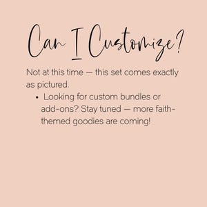 Puede incluir: Fondo de color melocot&oacute;n con texto en negro que dice "Can I Customize?" seguido de texto que indica que el conjunto viene tal como se muestra. Tambi&eacute;n menciona paquetes personalizados y art&iacute;culos tem&aacute;ticos de fe.