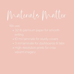 Puede incluir: Fondo rosa claro con texto blanco. El texto dice "Materials Matter" y enumera los materiales utilizados: papel premium de 32 lb, laminado de 10 mil, laminado de 3 mil e impresiones de alta resoluci&oacute;n para im&aacute;genes vibrantes.