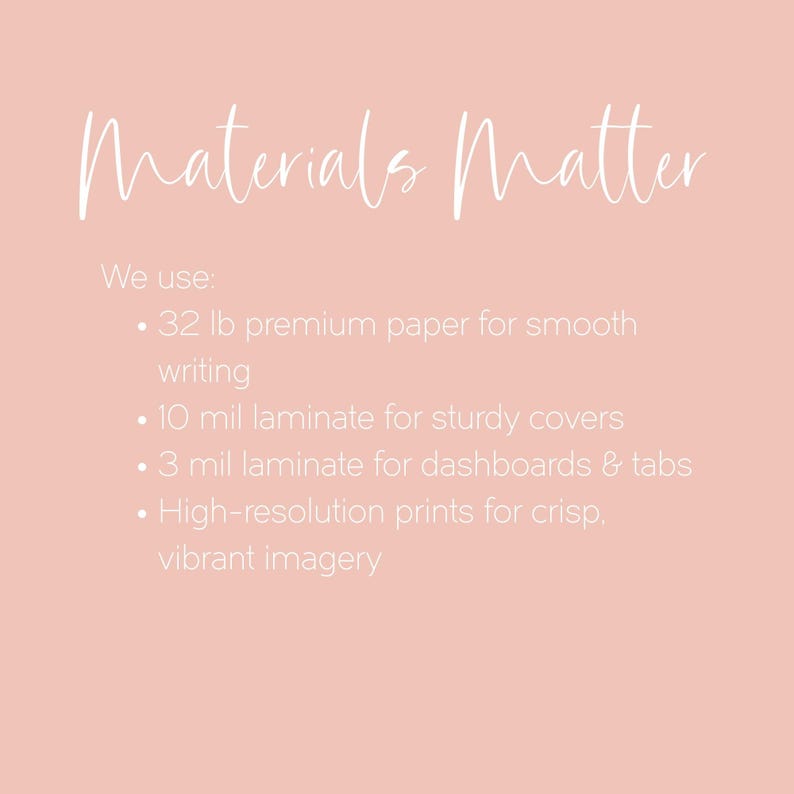 Puede incluir: Fondo rosa claro con texto blanco. El texto dice "Materials Matter" y enumera los materiales utilizados: papel premium de 32 lb, laminado de 10 mil, laminado de 3 mil e impresiones de alta resoluci&oacute;n para im&aacute;genes vibrantes.