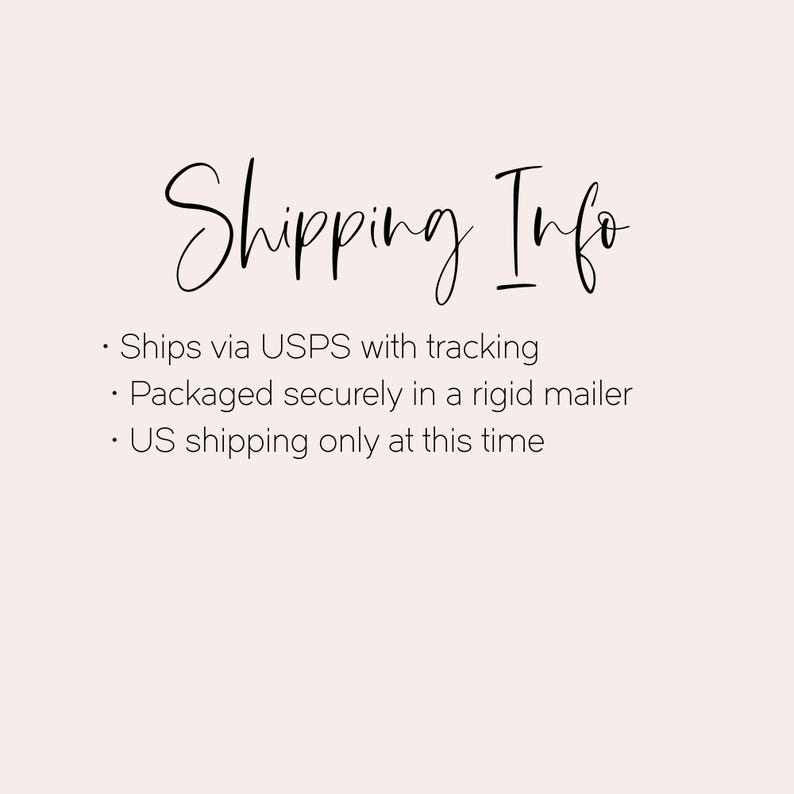 Puede incluir: Las palabras "Shipping Info" est&aacute;n escritas en cursiva. Debajo del t&iacute;tulo hay tres vi&ntilde;etas: "Se env&iacute;a a trav&eacute;s de USPS con seguimiento", "Empaquetado de forma segura en un embalaje r&iacute;gido" y "Env&iacute;o solo a EE. UU. en este momento."